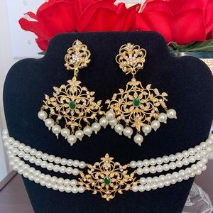 Beautiful pearl and emerald choker and earrings